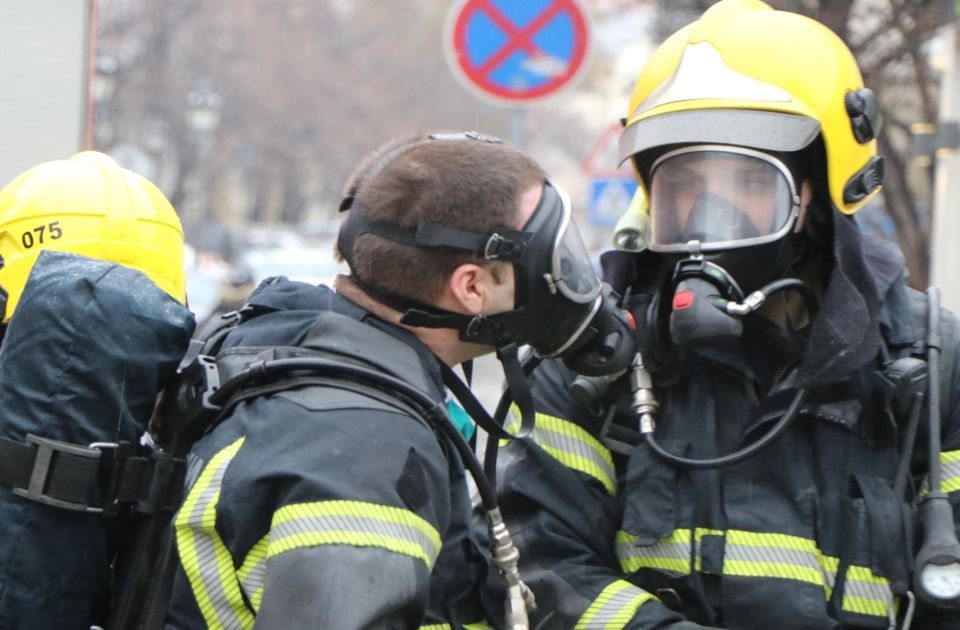 Gorela kuća u Begeču, muškarac zadobio lakše opekotine