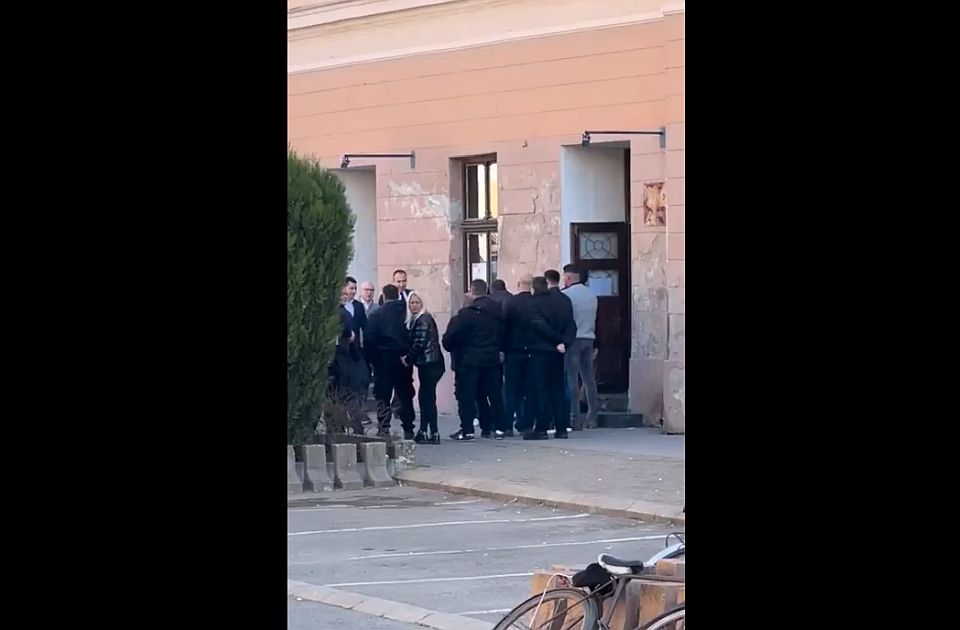 VIDEO: Vučević izviždan i gađan jajima u Bečeju