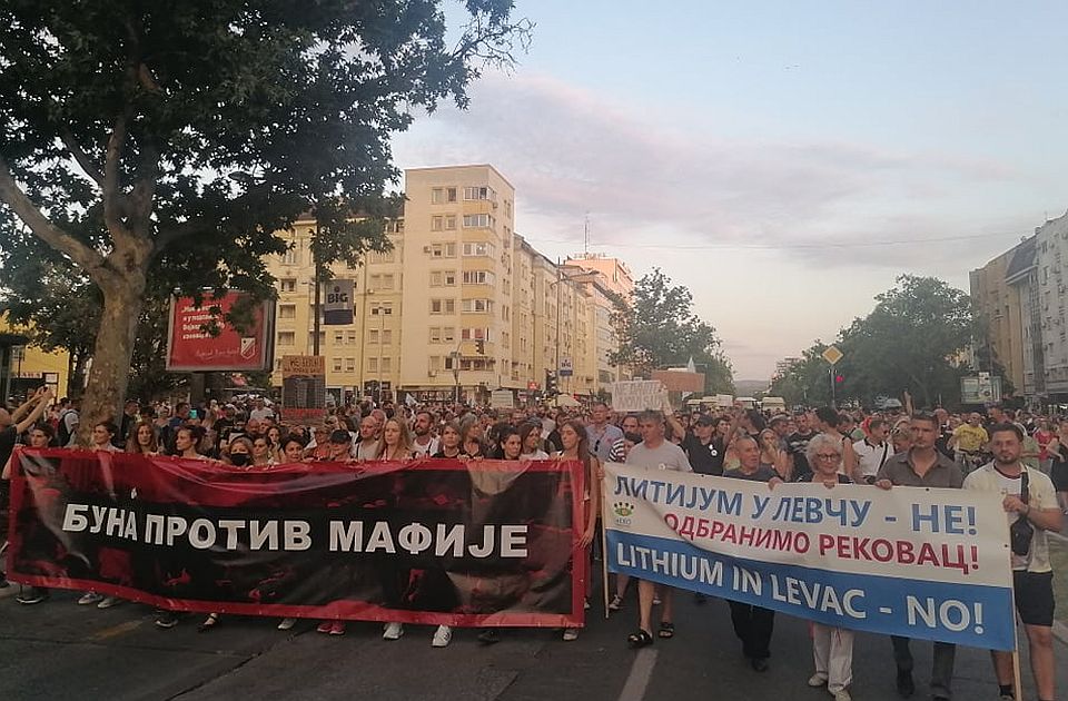 UŽIVO VIDEO: Građani stigli do centra, podrška za CK13, razbijen izlog i bačena farba na SNS