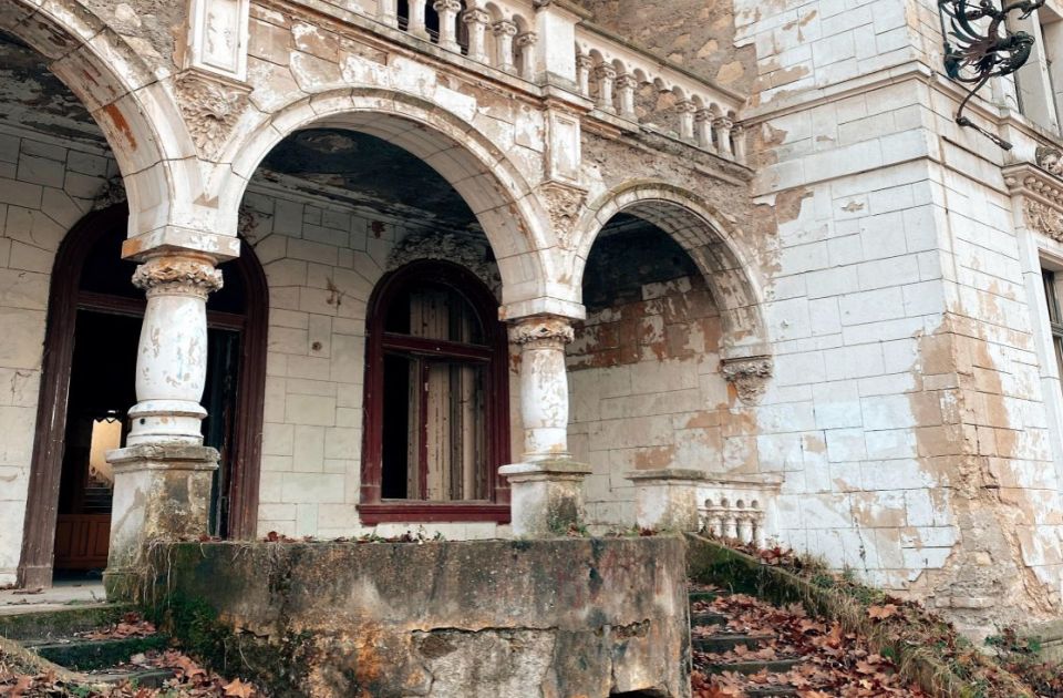 FOTO: Špicerov dvorac u Beočinu večno čeka bolje dane - nepoznato kad će početi sanacija zdanja