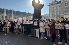 FOTO, VIDEO Novosadski đaci odaju počast za nastradale: Na Trgu slobode učenici Ekonomske