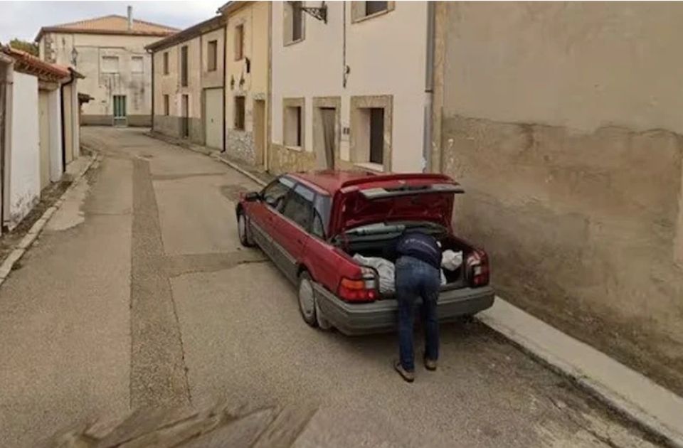 Gugl mape otkrile "gepekovanje": Kamere uslikale ubicu u trenutku kada je stavljao telo u automobil