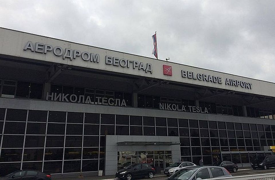 Državljanka Nemačke oštetila policijsko vozilo na aerodromu "Nikola Tesla"