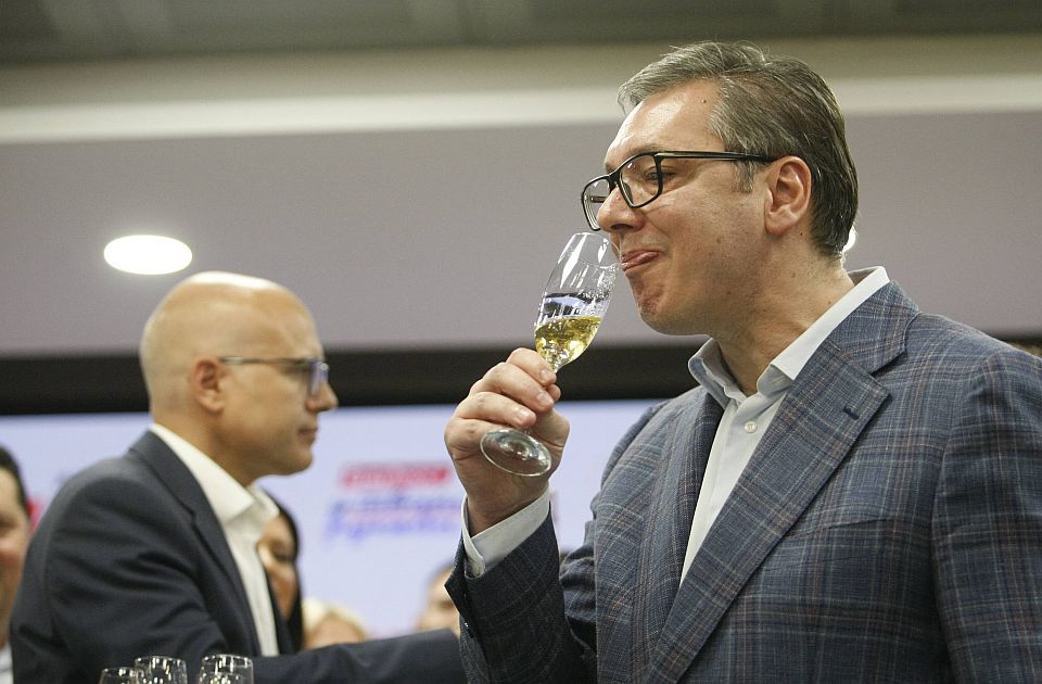 Prosvetari poručili Vučiću: Od "izvini" i "nacionalnog identiteta" račune ne možemo platiti