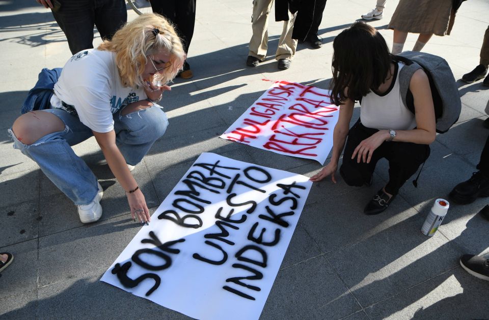 Studenti STAV-a dočekali brucoše Filozofskog fakulteta: Na platnu prikazali napade ispred Rektorata