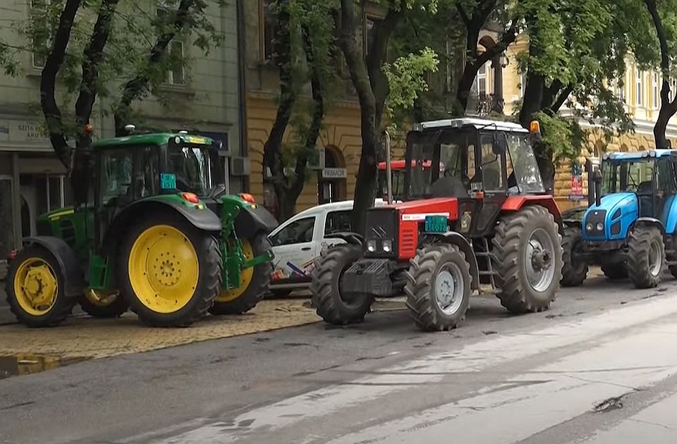 Subotički poljoprivrednici i danas traktorima blokiraju Ipsilon krak - čekaju odgovor nadležnih