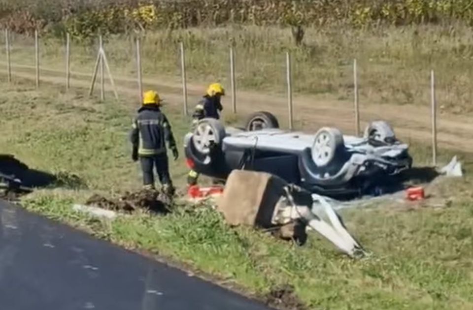 VIDEO: Tri žene povređene u prevrtanju vozila na autoputu kod Novog Sada, intervenisali i vatrogasci