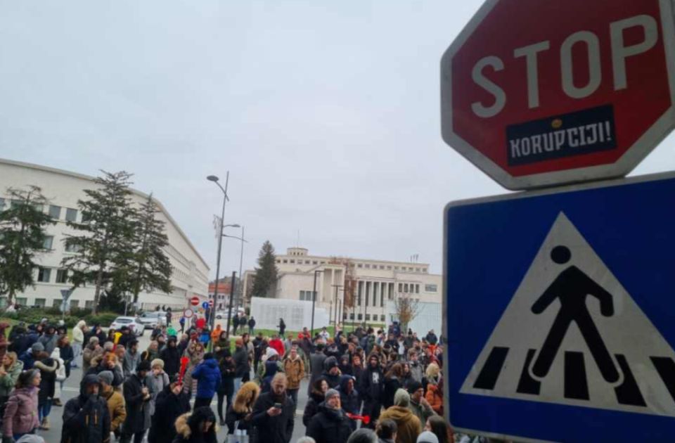 Više osoba privedeno tokom protesta ispred Skupštine grada: Posle nekoliko sati neki pušteni