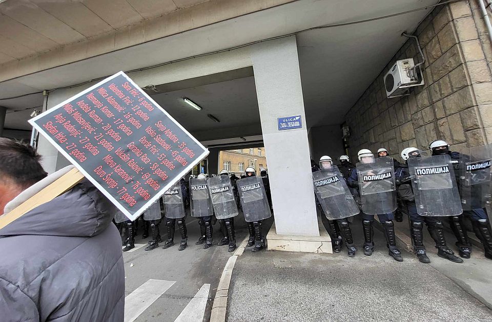 FOTO, VIDEO Naprednjaci sačuvali Đurića: Guranje sa policijom i tajno glasanje