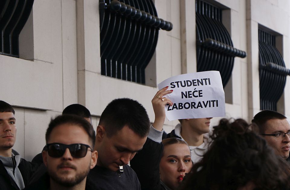 Iako je treći put odložena sednica o budžetu Novog Sada: Studenti idu ispred Skupštine grada