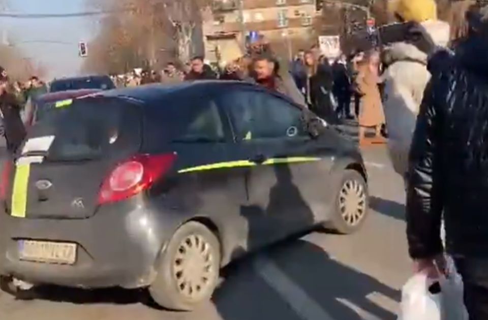 VIDEO: Automobilom pokušao da prođe kroz masu koja je odavala počast stradalima u Novom Sadu