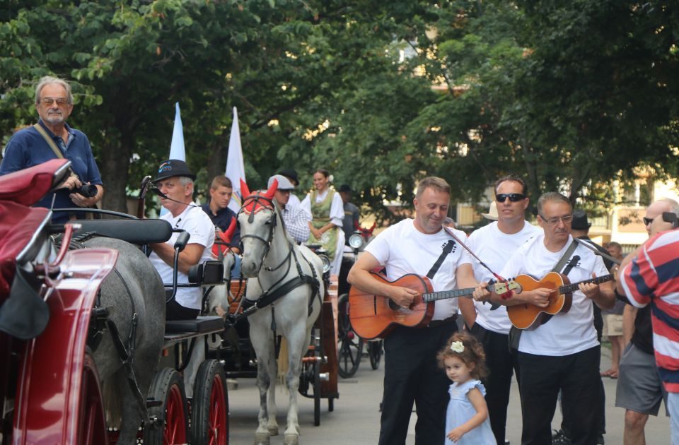 VIDEO: Vožnjom fijakera počeo Tamburica fest