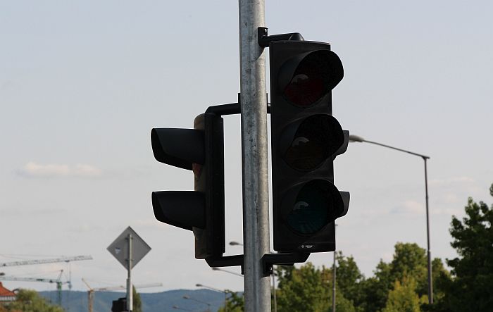 Semafor na raskrsnici u Veterniku od danas u probnom režimu rada