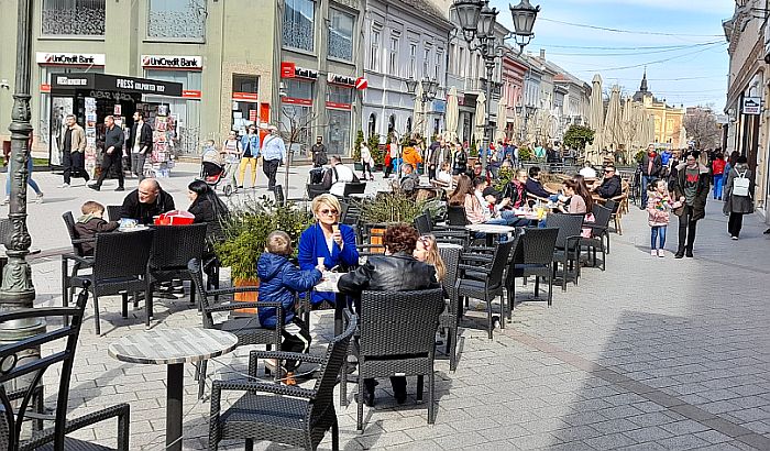 FOTO: Bašte kafića u centru Novog Sada 