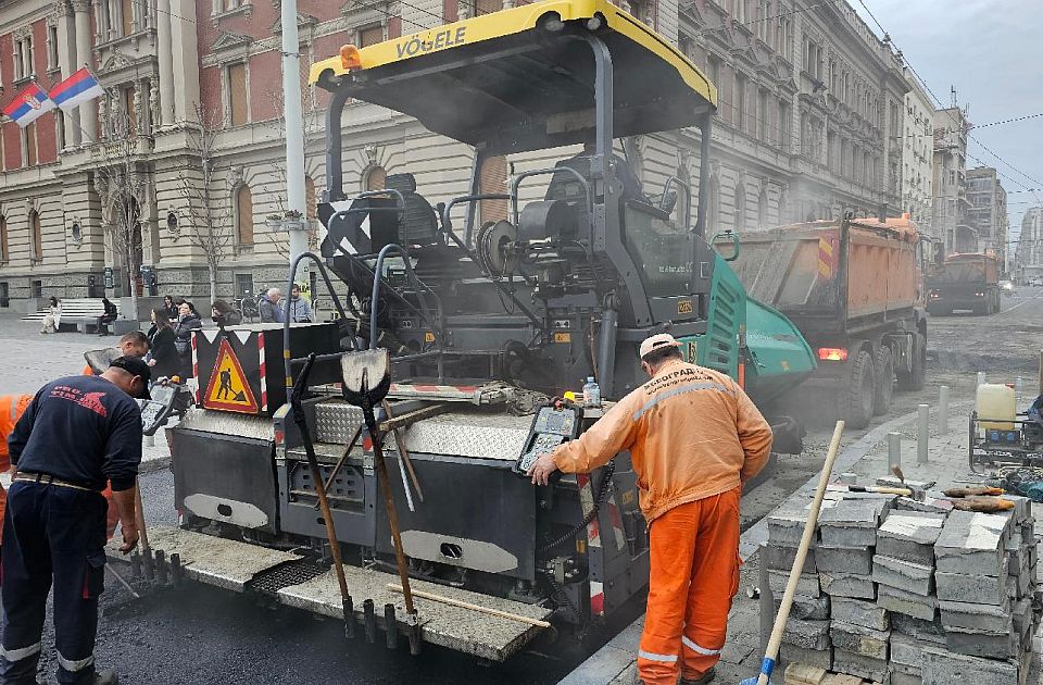 FOTO, VIDEO: Kocke na Trgu republike u Beogradu slagane, okretane, a sada ih zamenjuje asfalt