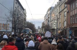 FOTO, VIDEO Protest na Slaviji: Trg blokiran, građani i dalje pristižu