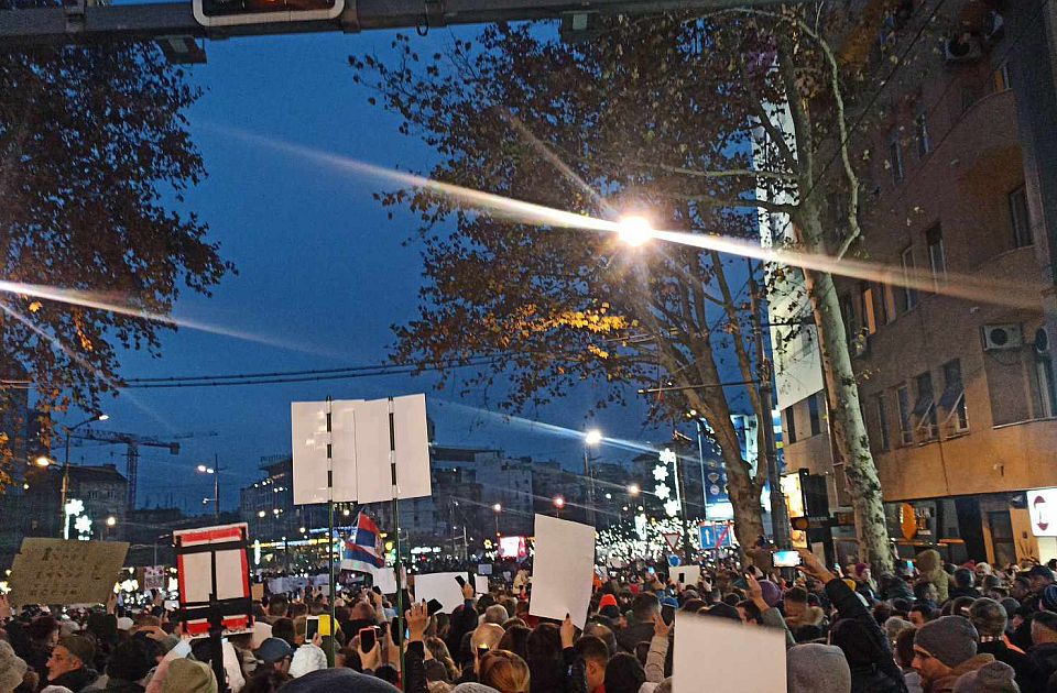 FOTO, VIDEO Protest na Slaviji: Trg blokiran, prepune i okolne ulice