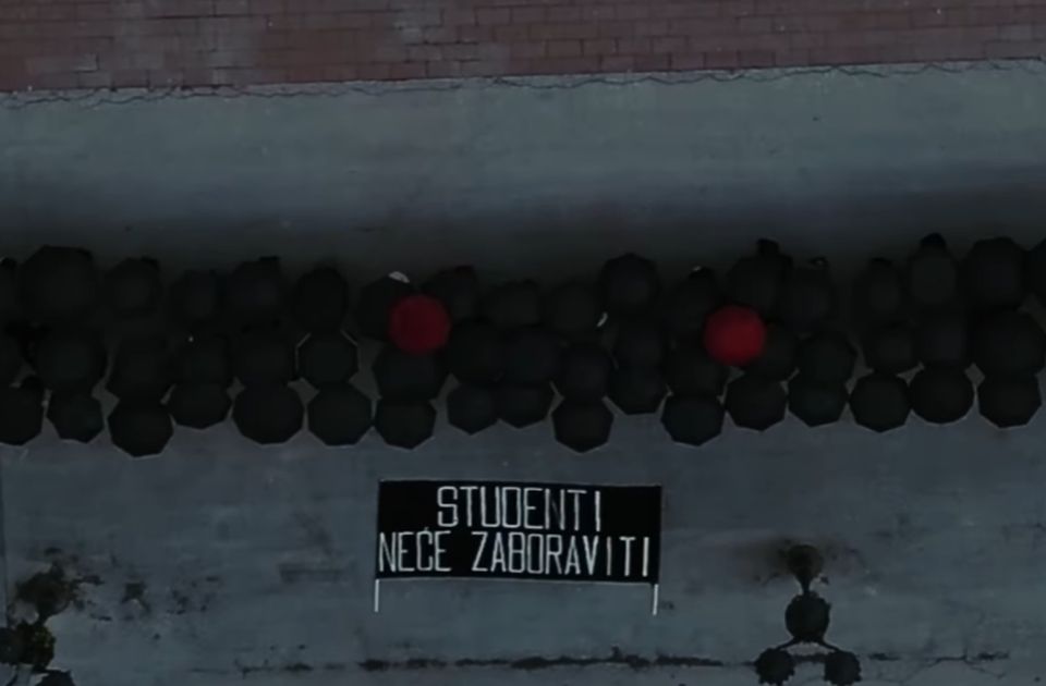 VIDEO Studenti Akademije umetnosti na Trgu slobode izveli performans za stradale: Nećemo zaboraviti