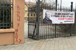 Nepismeni autor grafita poručio učenicima u Jovinoj gimnaziji: 