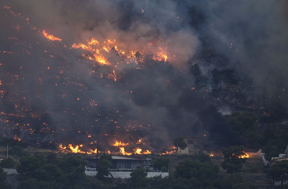 FOTO, VIDEO: Požari oko Atine, evakuisani stanovnici i dečije letovalište, saobraćaj u prekidu...