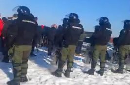 VIDEO: Poljoprivrednici na traktorima protestuju u Badinovcima, a tu je i kordon policije