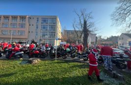 FOTO: Moto Deda Mrazovi obradovali mališane u Dečijoj bolnici, Svratištu i Centru za socijalni rad