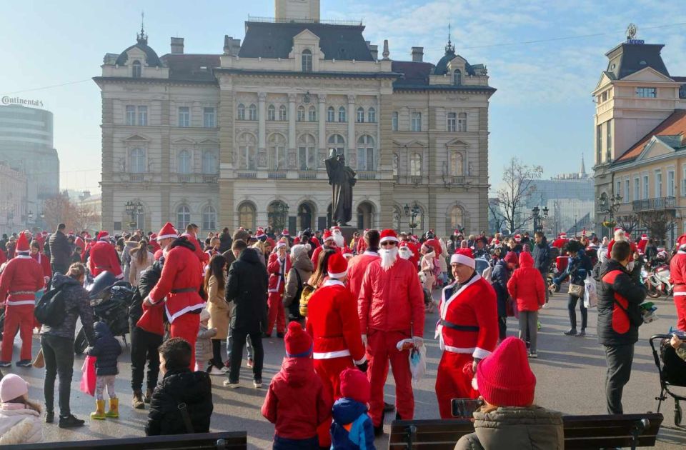 FOTO: Moto Deda Mrazovi obradovali mališane u Dečijoj bolnici, Svratištu i Centru za socijalni rad