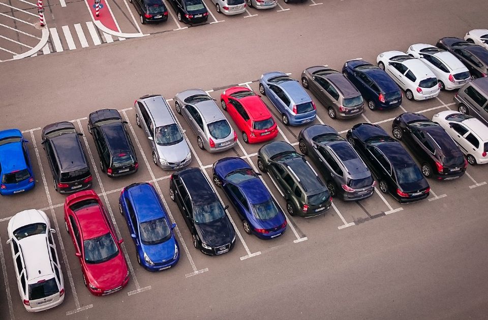 VIDEO: Automobilom izgurao ženu koja je čuvala nekome parking