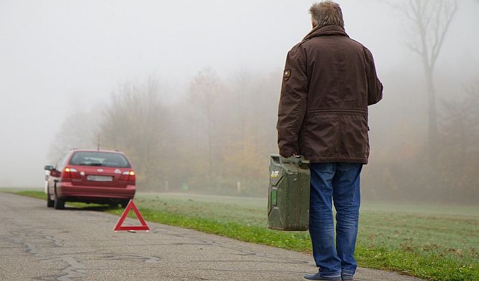 Pijani Nemac zaustavio policajce i zamolio ih da mu pokrenu auto