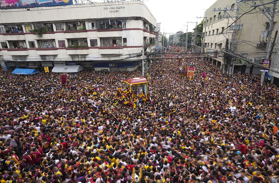 FOTO, VIDEO: Milion bosonogih vernika na Filipinima kilometrima pratilo "čudotvorni" kip Isusa 