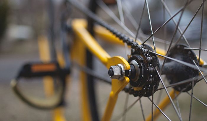 Petnaestogodišnjak pokušao da ukrade bicikl vršnjaku na Klisi, polomio mu vilicu