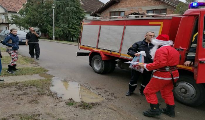 FOTO: Vatrogasni Deda Mraz iznenadio mališane u Bukovcu