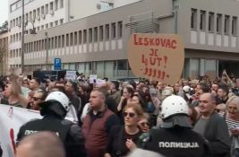 VIDEO Građani ispred pozorišta u Leskovcu u kom je Vučić: Skandiranje, pištaljke, privođenja