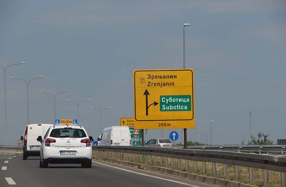 Zbog učestalih slučajeva vožnje u pogrešnom smeru: Postavljaju se dodatni znaci na auto-puteve