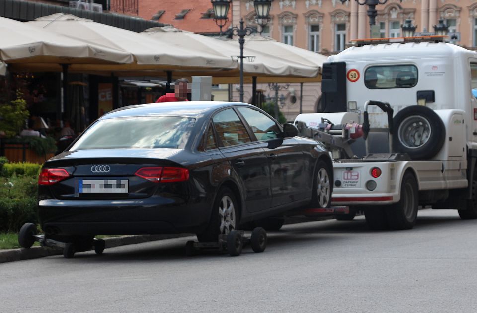 Vozači u Sremskim Karlovcima, obratite pažnju: Uskoro "pauk" odnosi nepropisno parkirana vozila