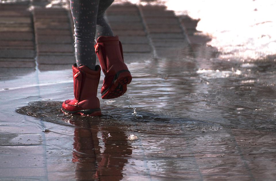 Dozvolite deci da budu deca: Terapeutsko dejstvo skakanja po baricama