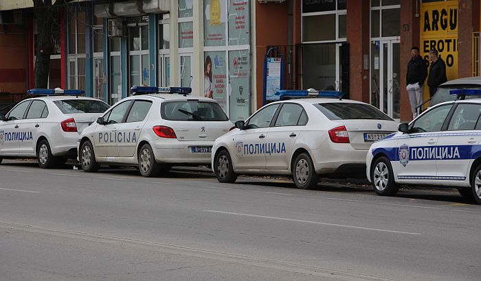 Dva policijska oka u glavi