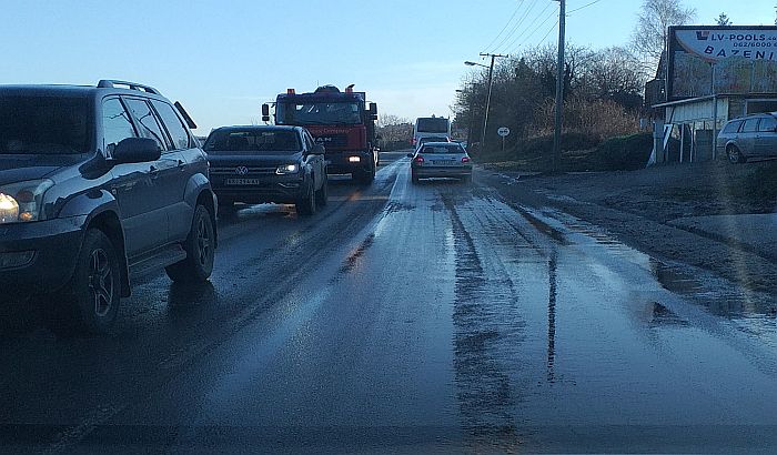 FOTO: Voda na kolovozu na delu Ledinačkog puta, učestali sudari