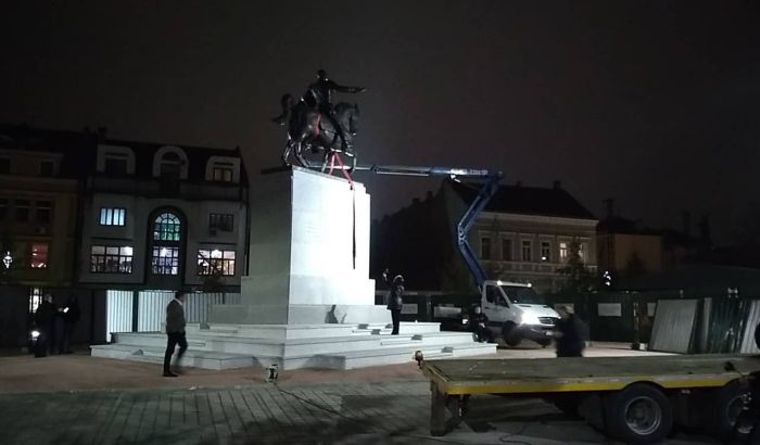 VIDEO, FOTO: Spomenik Kralju Petru I Karađorđeviću postavljen na Trgu republike