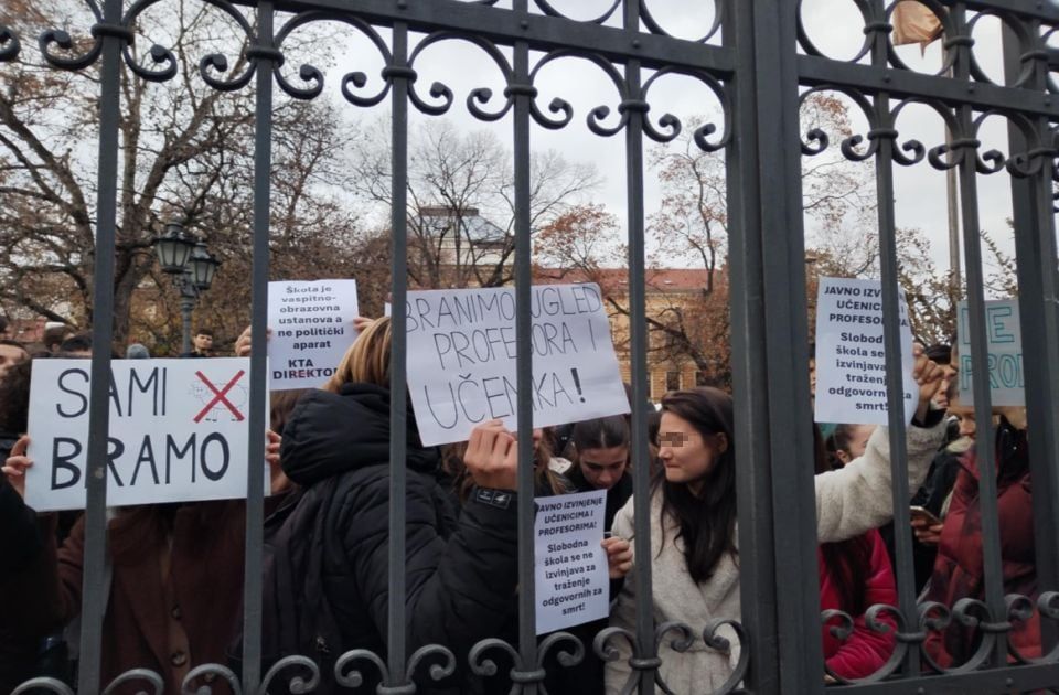 FOTO, VIDEO Sa skupa ispred Jovine gimnazije: "Javno izvinjenje direktora, ali na pravu adresu"