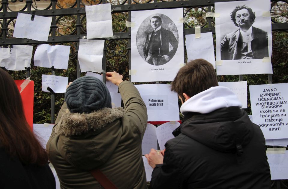 FOTO, VIDEO Poruke na Jovinoj gimnaziji: "Dostojanstvo i duša nemaju cenu"