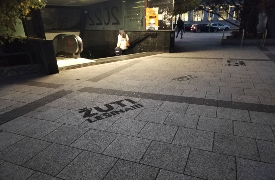 FOTO Novi dan, novi grafiti na ulicama Novog Sada: "Žuti lopovi" ispred Skupštine