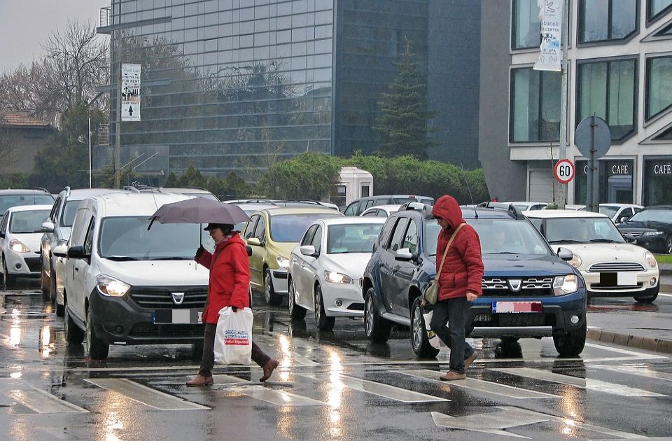 I danas savet vozačima da budu posebno oprezni zbog vlažnih kolovoza