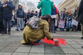 FOTO, VIDEO: Ispred Rektorata počelo farbanje pločnika u crveno i ostavljanje 