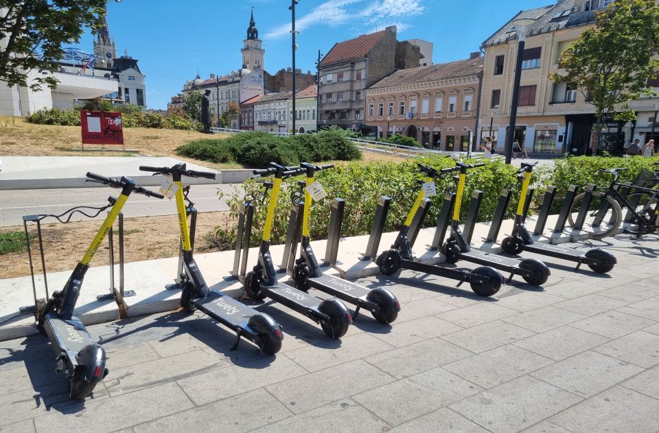 FOTO Električni trotineti se odlažu na mesta za bicikle: Novosađani se žale, evo šta kažu u upravi