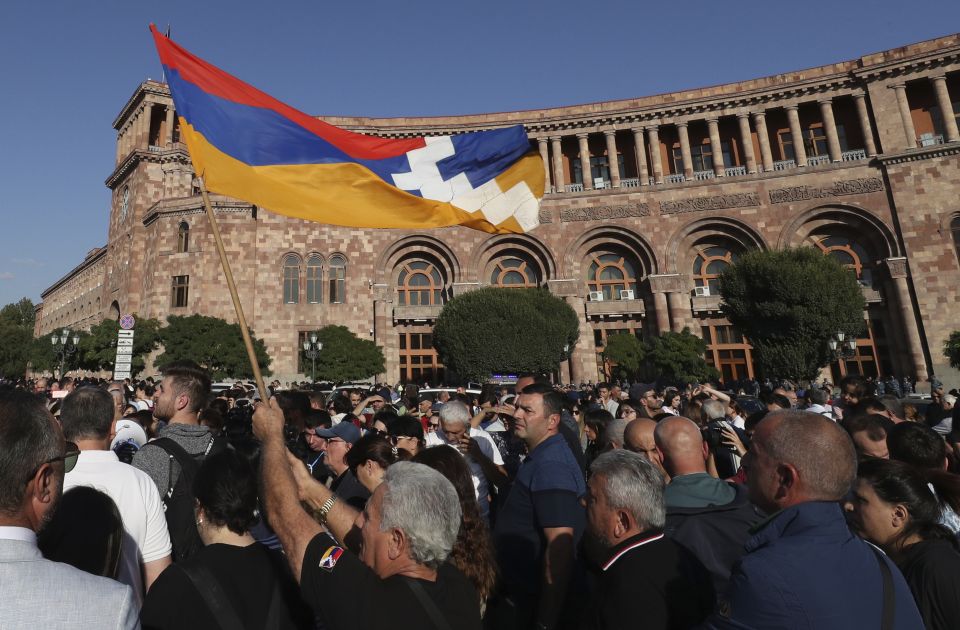 U Jerevanu protesti ispred ruske ambasade i Vlade Jermenije: "Sve je posledica ruske politike"