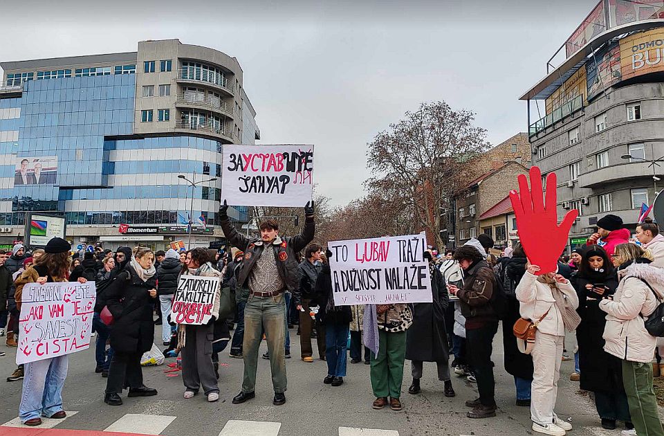 Novosadski studenti blokirali raskrsnicu kod Futoške: Podrška povređenoj studentkinji u Beogradu