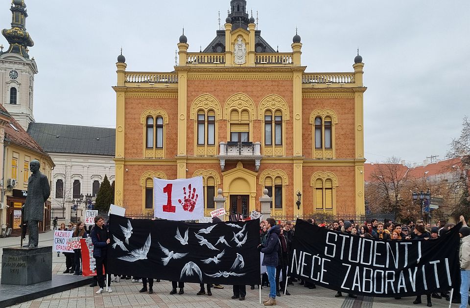 FOTO, VIDEO Studenti Akademije umetnosti i golubice: "Lako je vladati pustom državom"