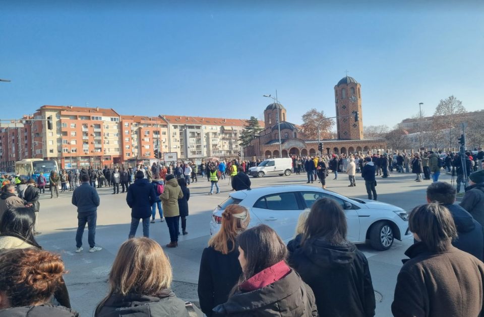 FOTO, VIDEO: Građani zastali na 15 minuta kod škole "Bogdan Šuput" nakon jučerašnjeg napada 