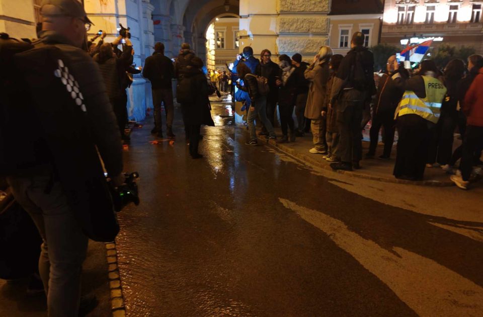 VIDEO Ispuštene fekalije na Gradsku kuću: "Da vlast vidi kako se mi osećamo" 